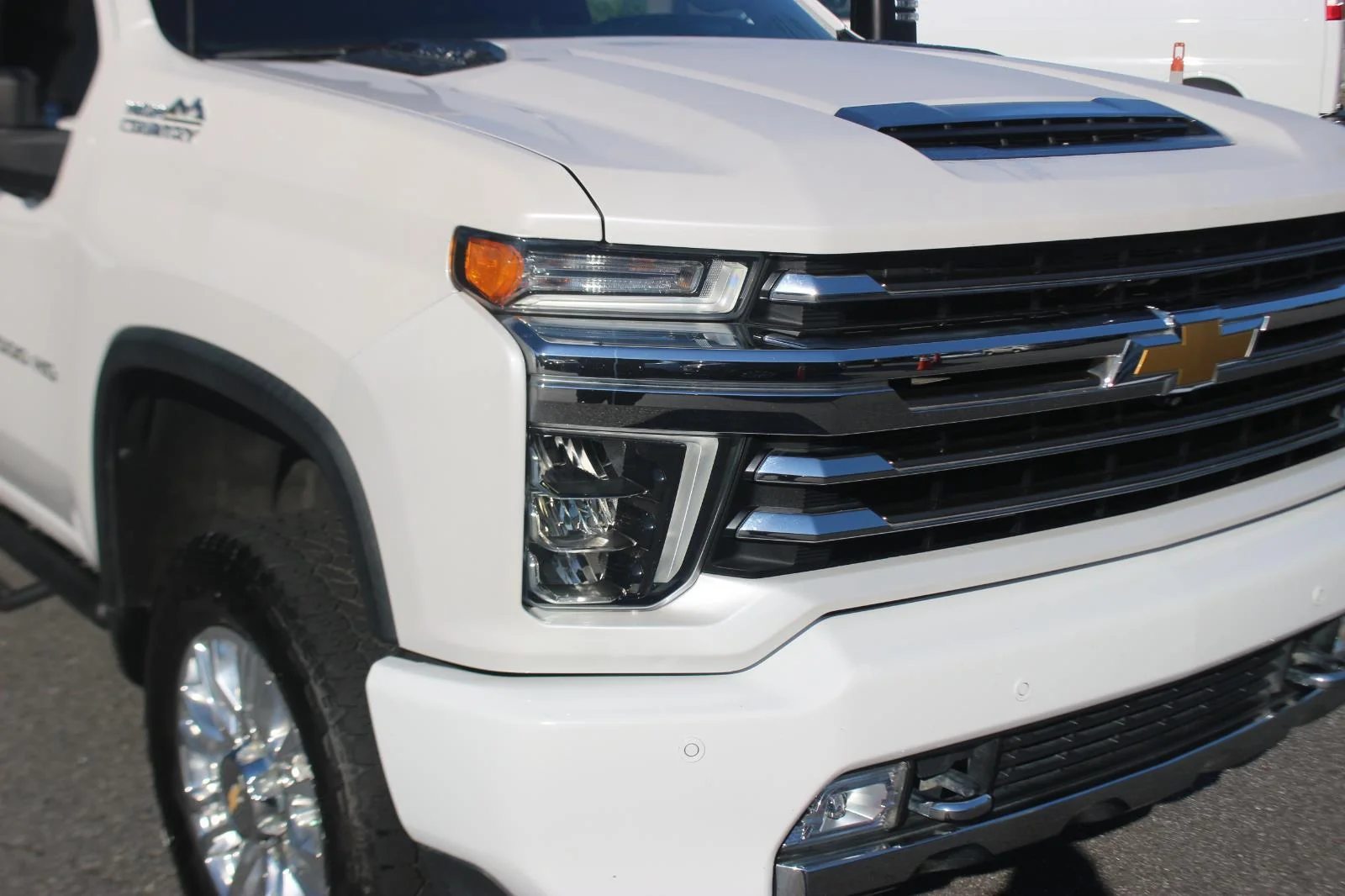 Used 2021 IRIDESCENT PEARL TRICOAT Chevrolet High Country image 12