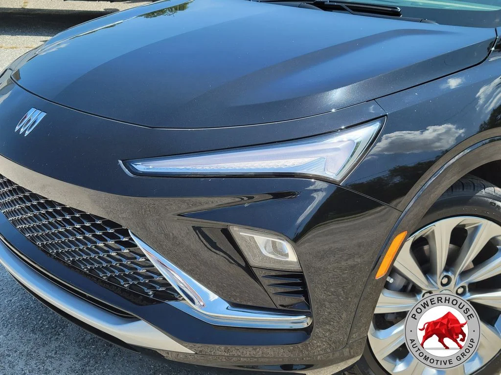 Used 2024 Black Buick Avenir image 10