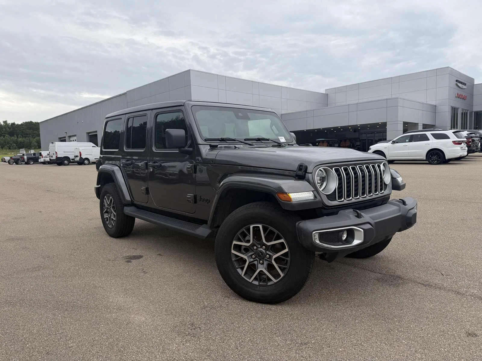 Used 2025 Granite Crystal Metallic Clearcoat Jeep Sahara image 3