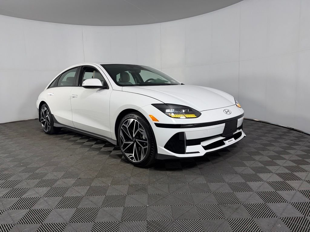Used 2025 White Hyundai SEL image 3
