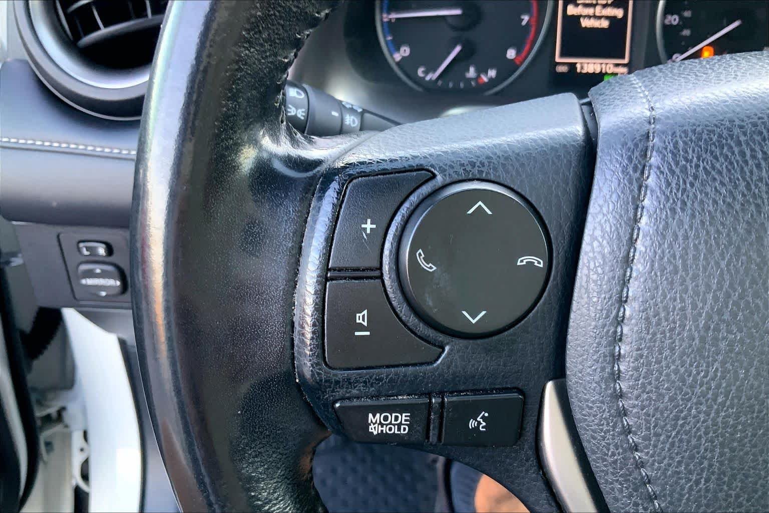 Used 2018 Super White Toyota XLE image 23