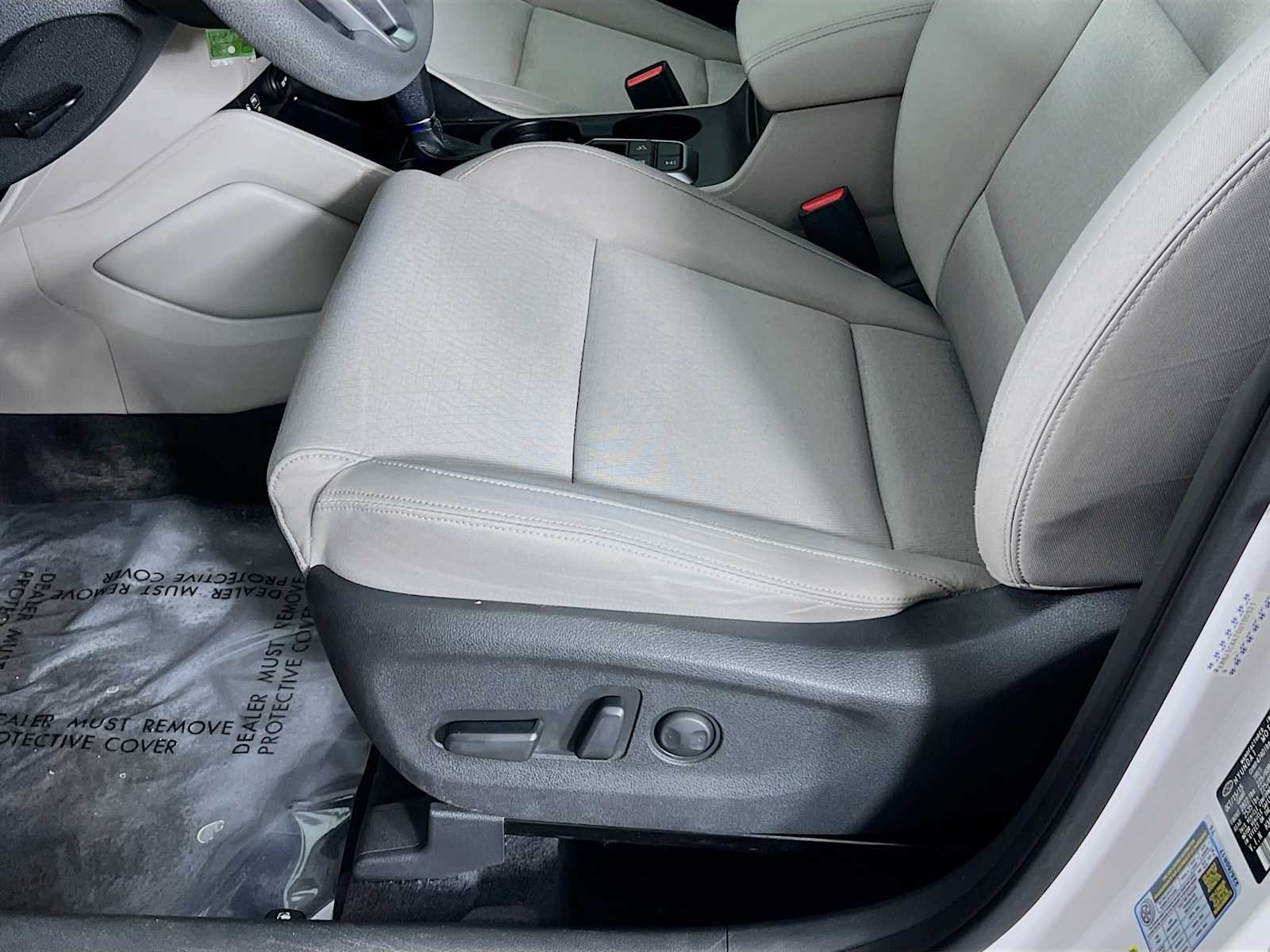 Used 2016 Dazzling White Hyundai SE image 19