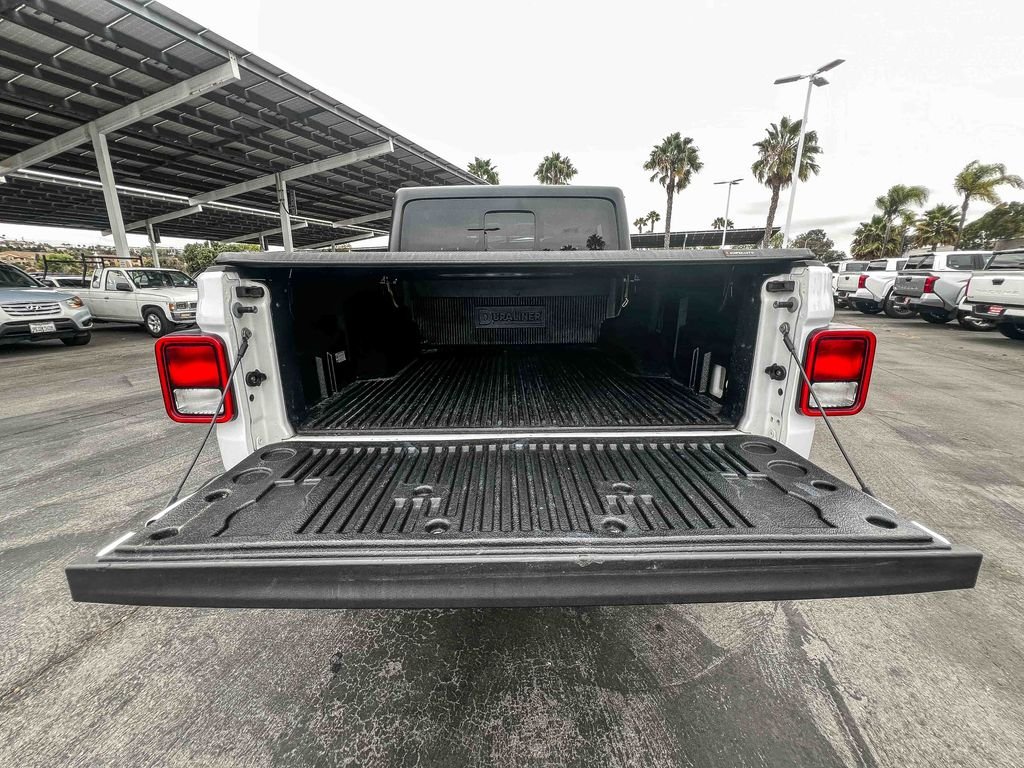 Used 2023 White Jeep Overland image 28