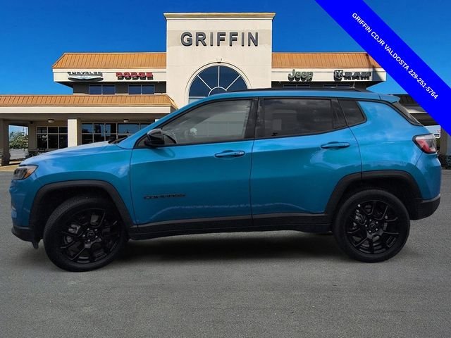 Used 2025 Blue Jeep Latitude image 10