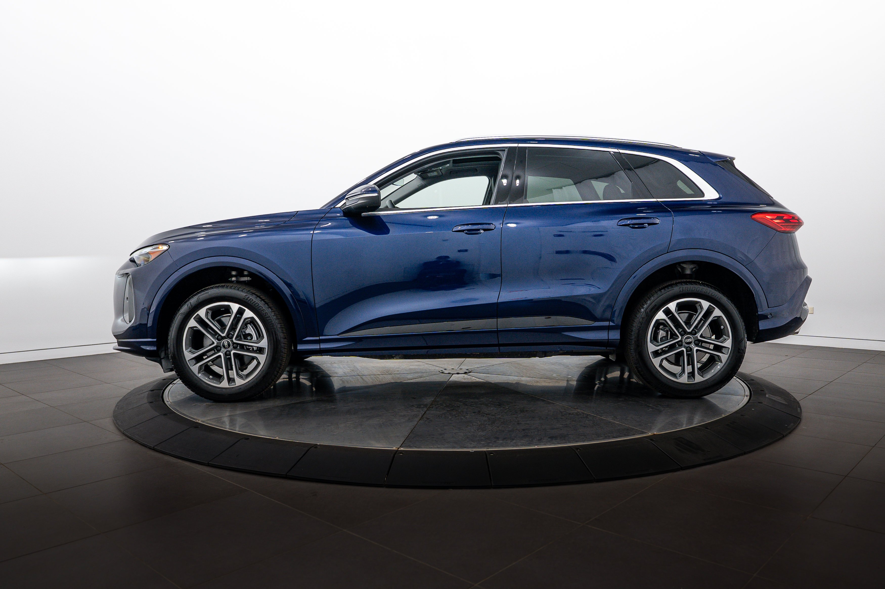 Used 2025 Navarra Blue Metallic Audi Premium image 7