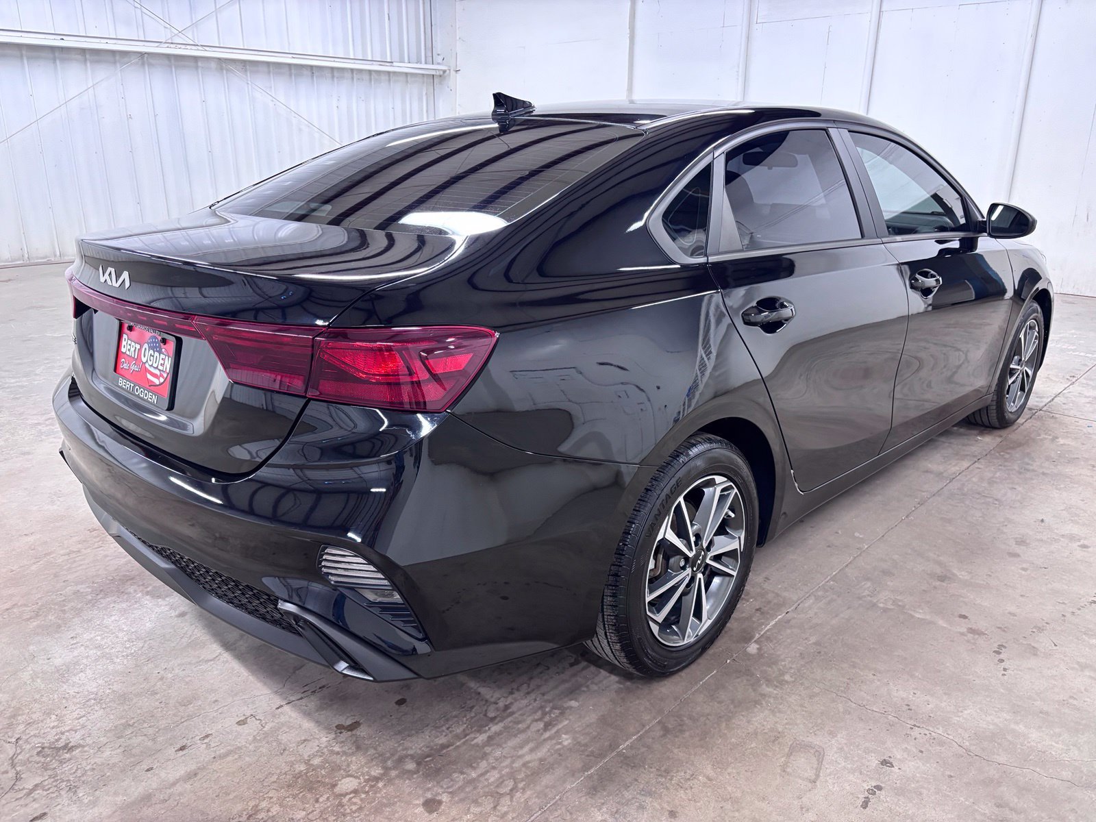 Used 2022 Black Kia LXS image 6
