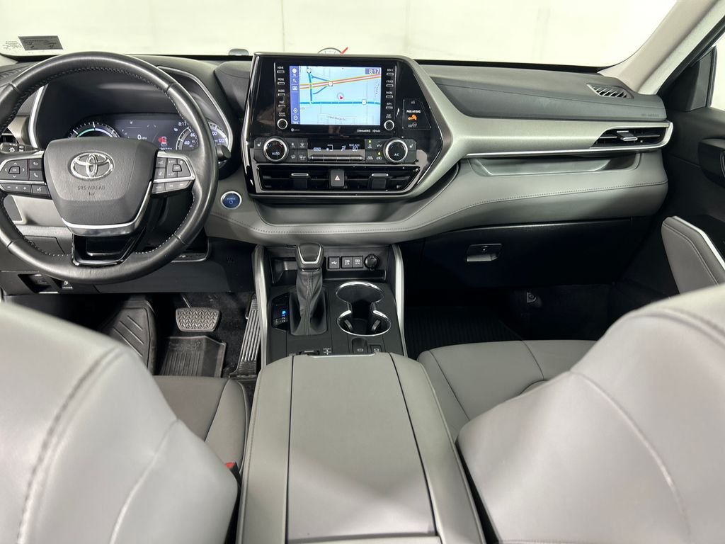 Used 2021 Silver Toyota XLE image 19