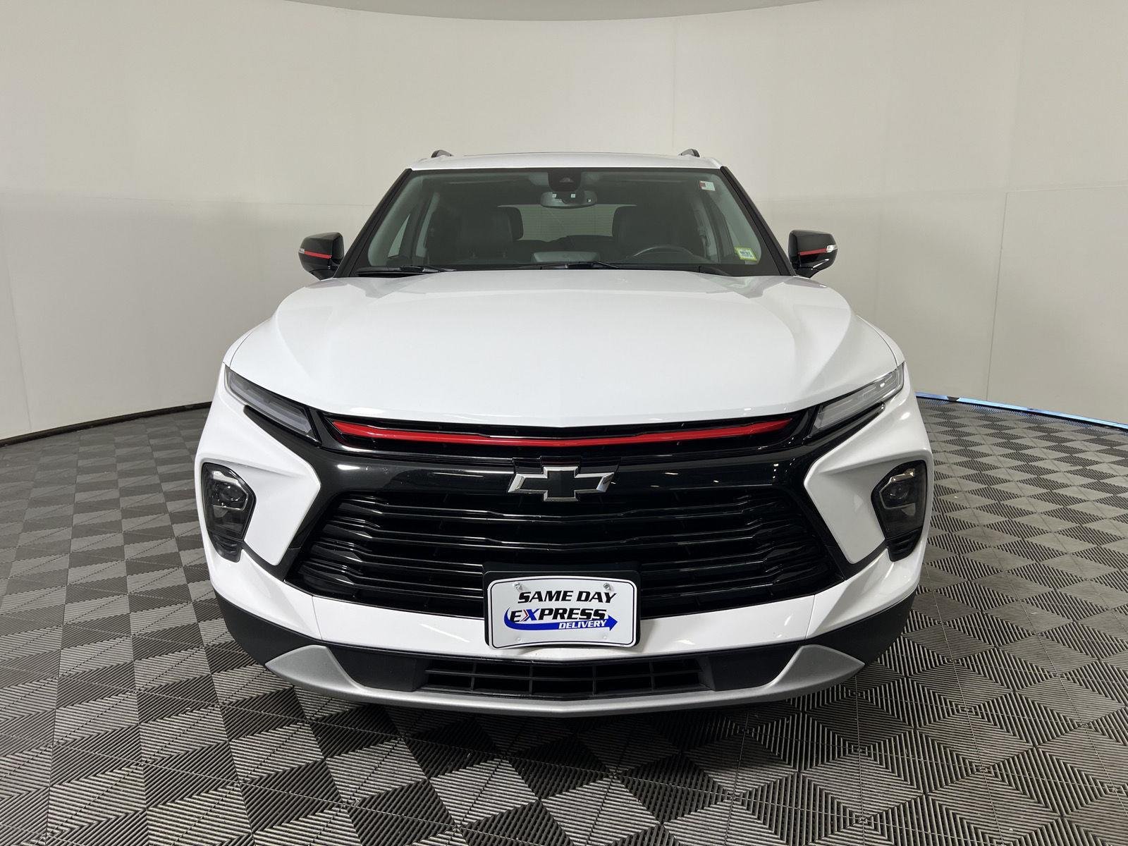 Used 2025 Summit White Chevrolet LT image 30