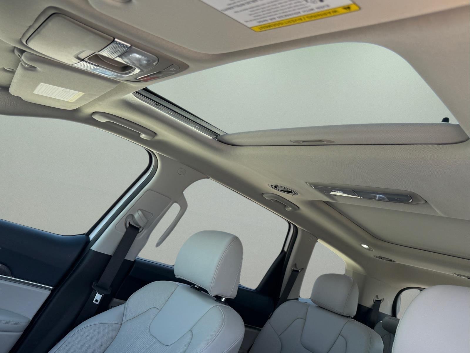 Used 2023 Glacial White Pearl Kia SX image 5