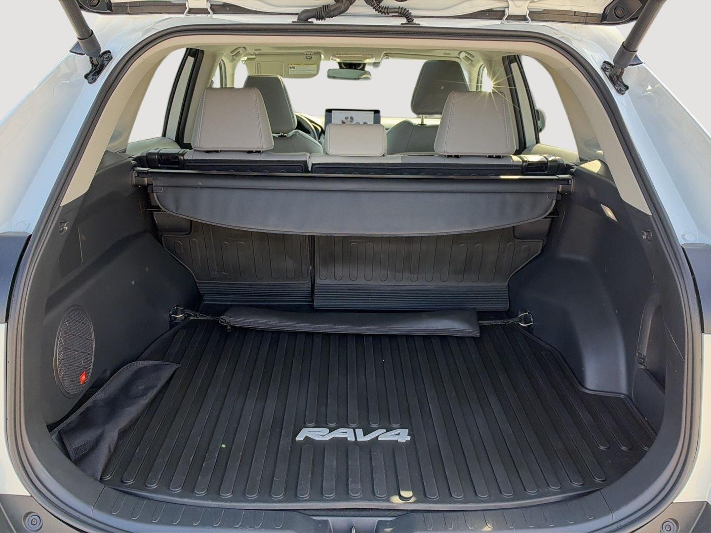 Used 2025 Wind Chill Pearl Toyota XLE Premium image 7