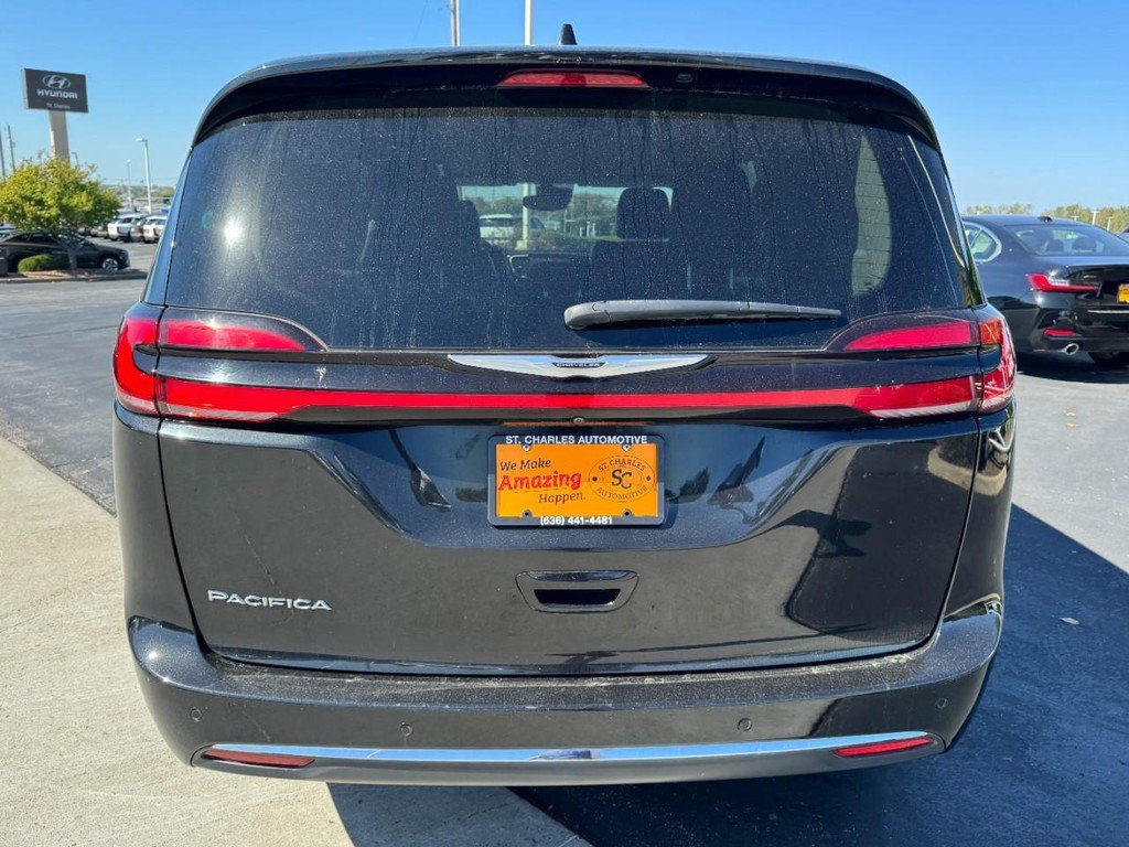 Used 2023 Black Chrysler Touring L image 4