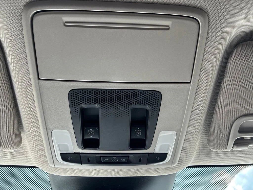Used 2025 White Honda Touring image 26