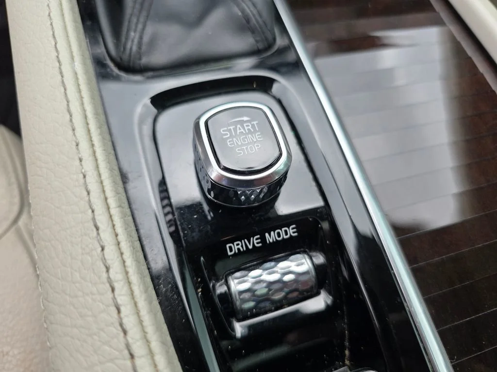 Used 2019 White Volvo T5 Momentum image 21