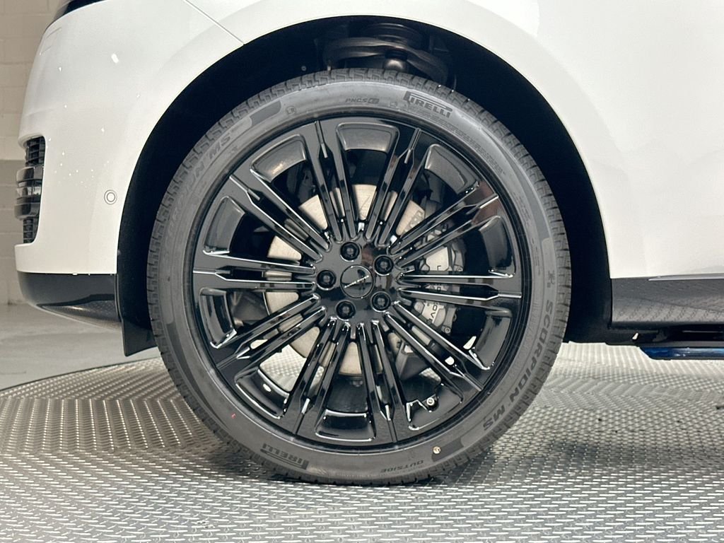 New 2026 Fuji White Land Rover SE image 5