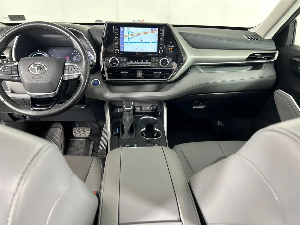 Used 2021 Silver Toyota XLE image 19