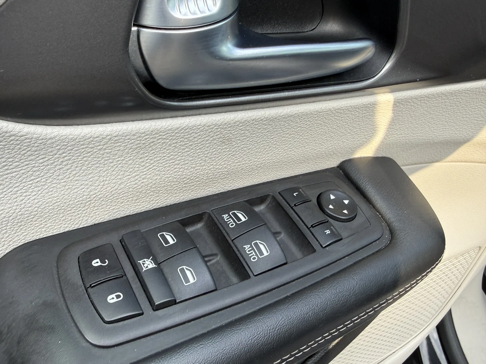 Used 2024 Brilliant Black Crystal Pearlcoat Chrysler Hybrid Select image 28