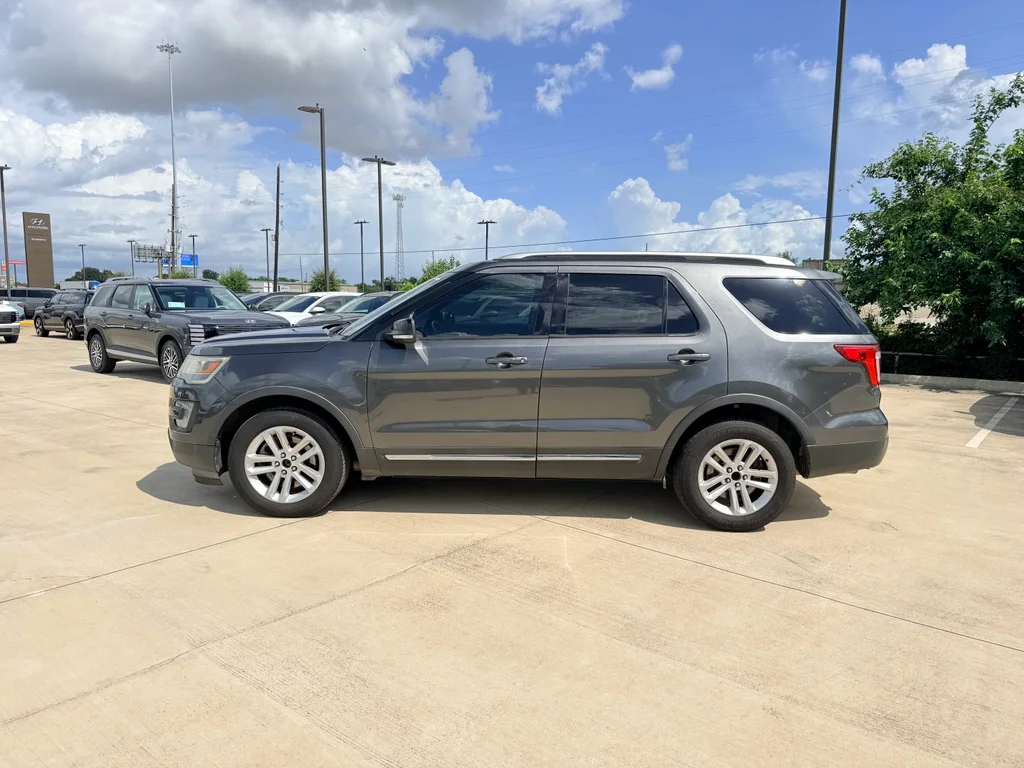 Used 2016 Magnetic Metallic Ford XLT image 10