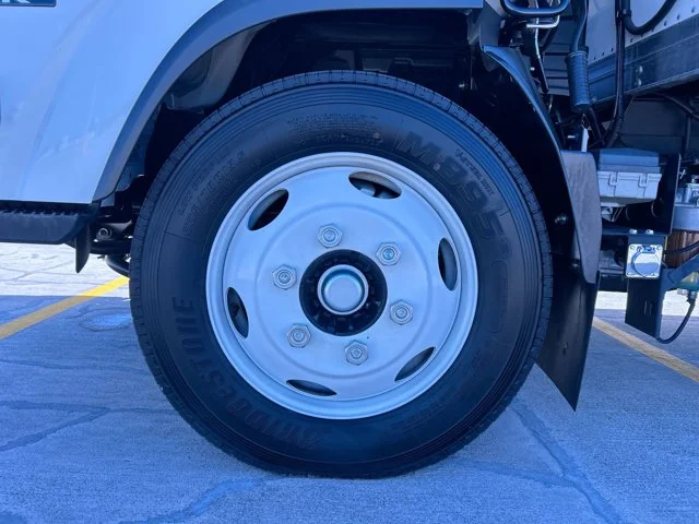 New 2024 White ISUZU 18ft Thermo King w/2500lb Lift, 19,500lb GVWR image 10