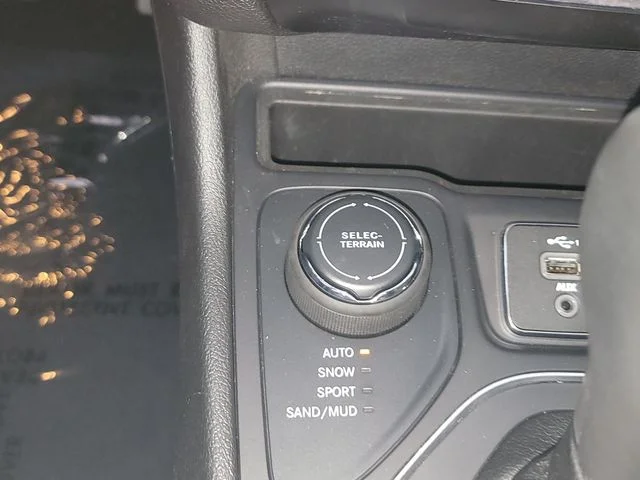 Certified Used 2021 Black Jeep Latitude Lux image 25