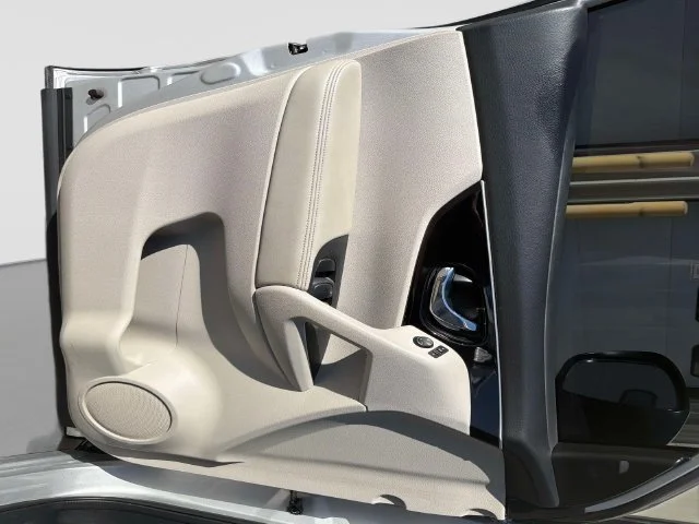 Used 2019 Silver Nissan SL image 19