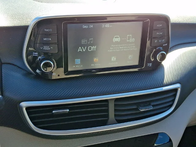 Used 2019 White Hyundai SE image 17