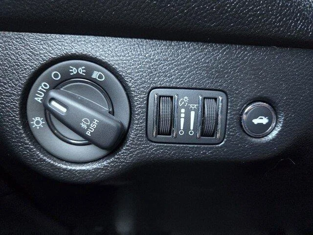 Used 2019 Pitch Black Clearcoat Dodge SXT image 12