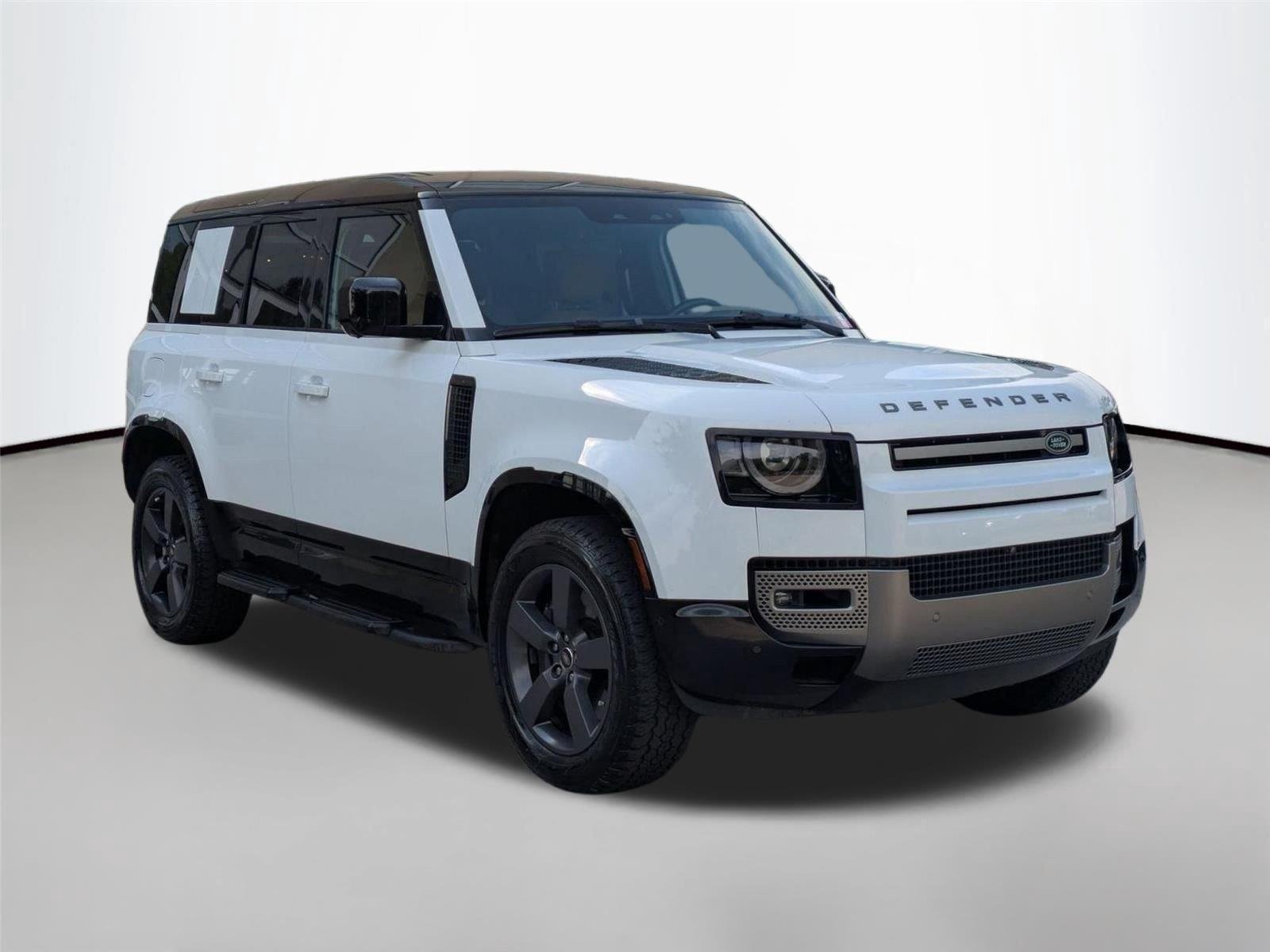 Used 2025 Fuji White Land Rover X-Dynamic SE image 3