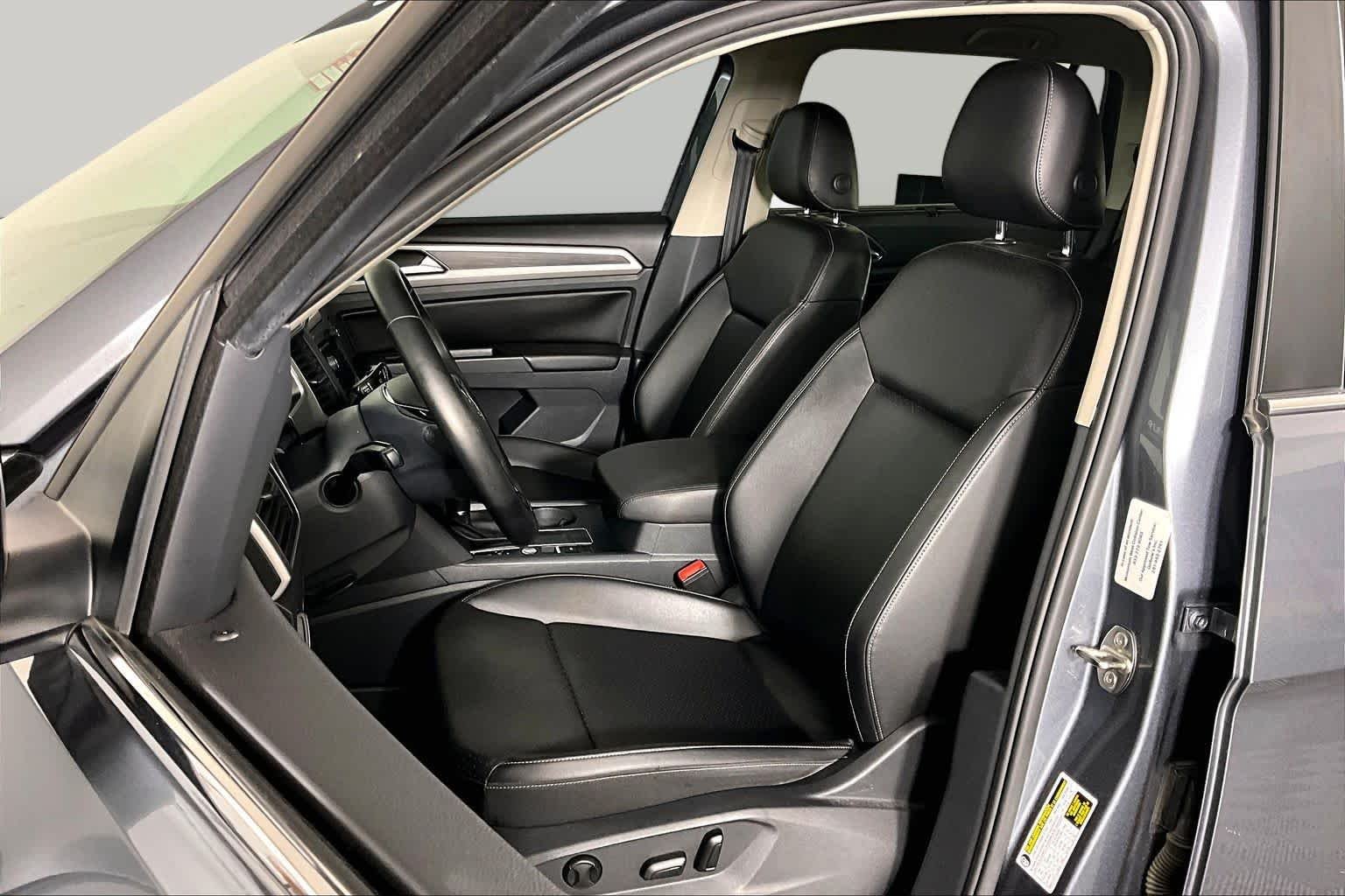 Used 2018 Platinum Gray Metallic Volkswagen 3.6L V6 SE w/Technology image 8