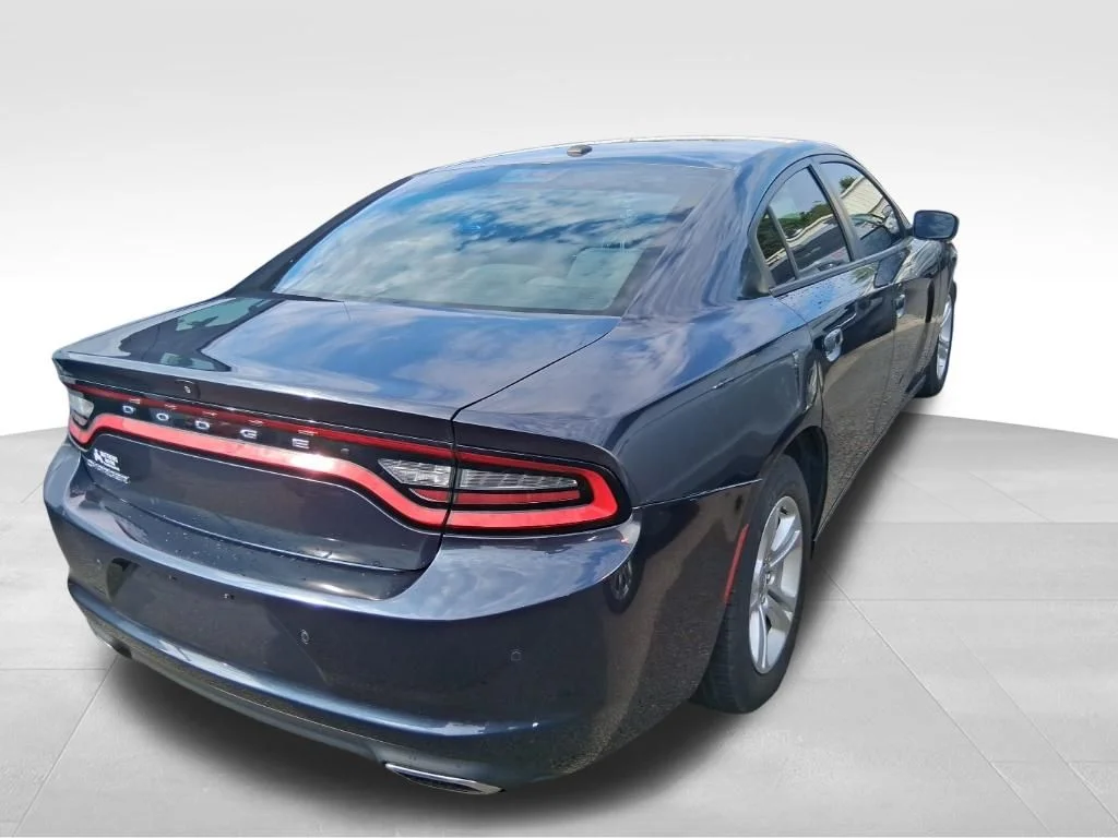 Used 2019 Gray Dodge SXT image 3