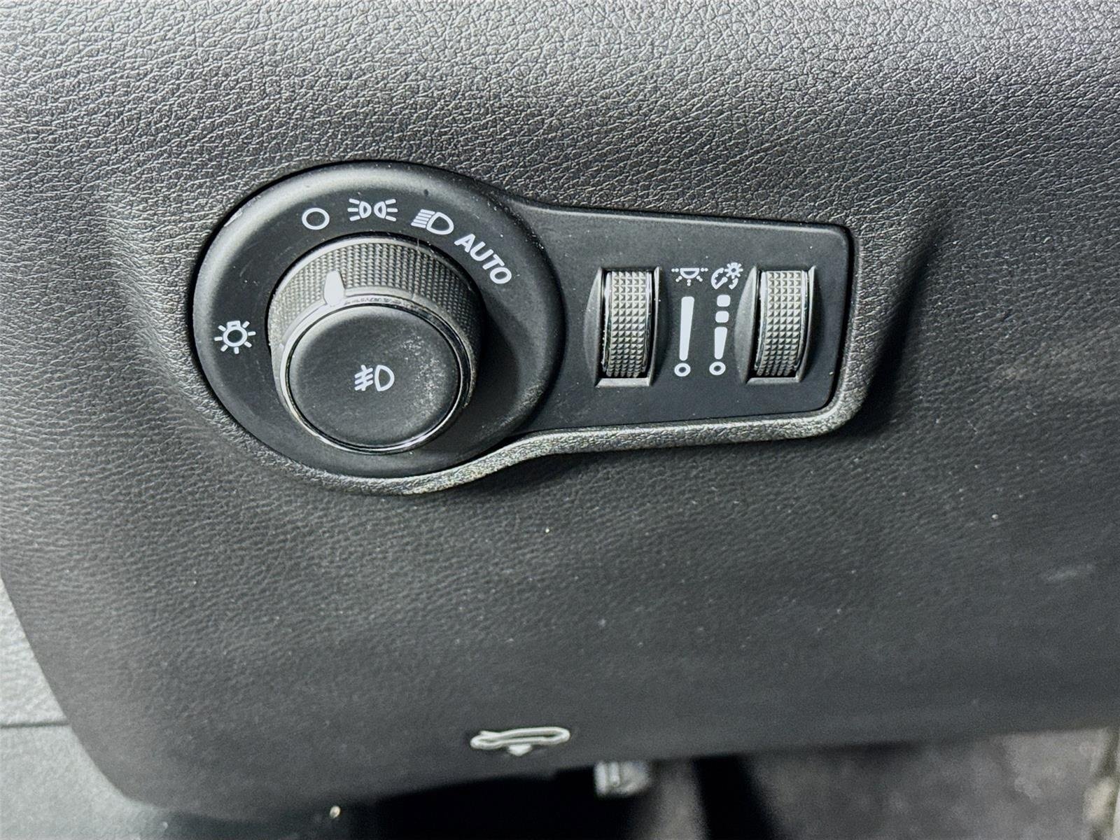 Used 2022 Billet Silver Metallic Clearcoat Jeep Latitude image 10