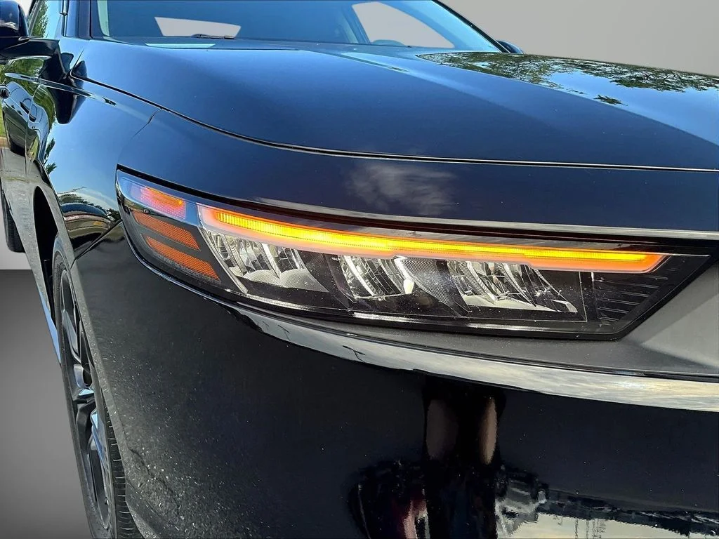 Used 2025 Crystal Black Pearl Honda SE image 30