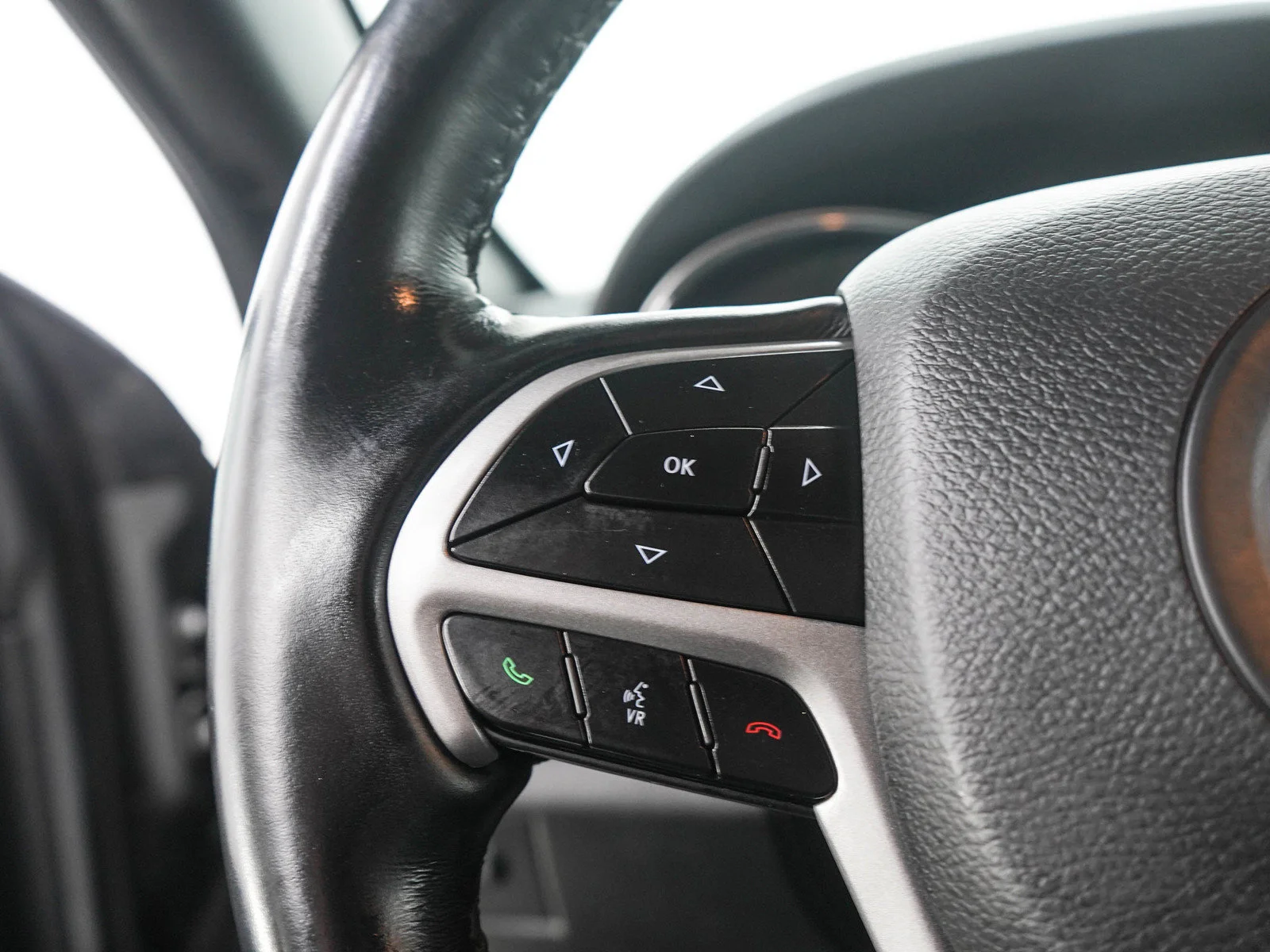 Used 2022 Sting-Gray Clearcoat Jeep Laredo X image 25