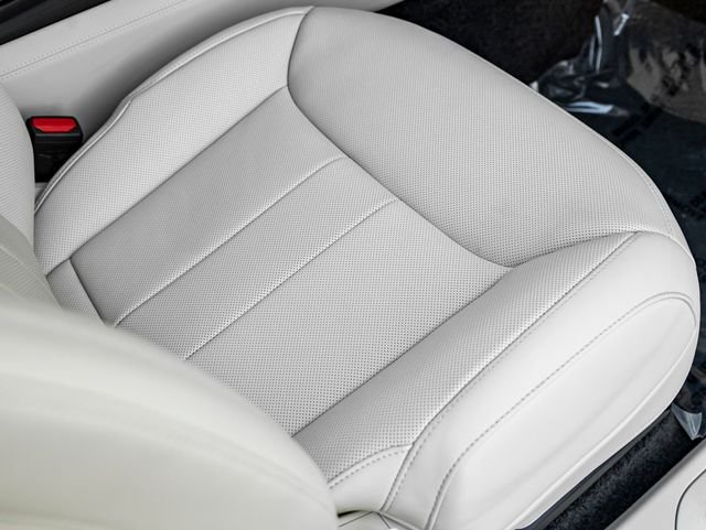 Used 2025 Fuji White Land Rover SE image 37