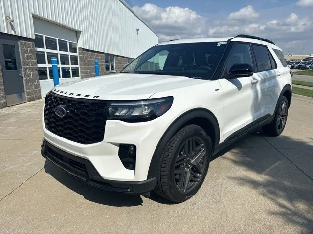 New 2026 Star White Metallic Tri-Coat Ford ST-Line image 3
