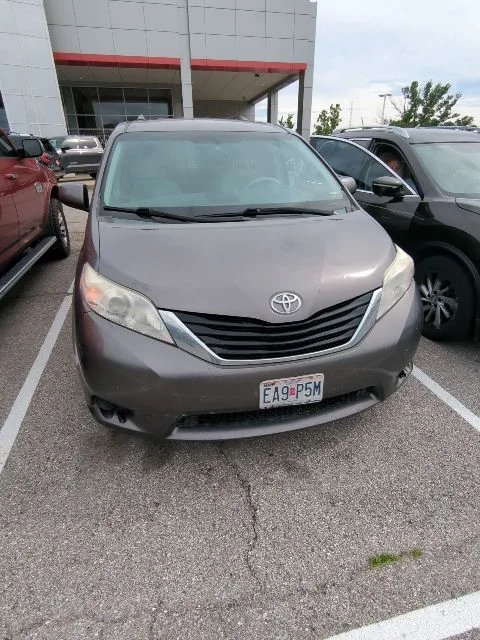 Used 2011  Toyota Base image 4
