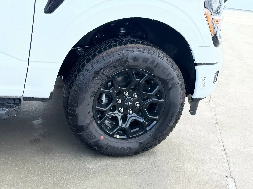 New 2026 Oxford White Ford XLT image 9