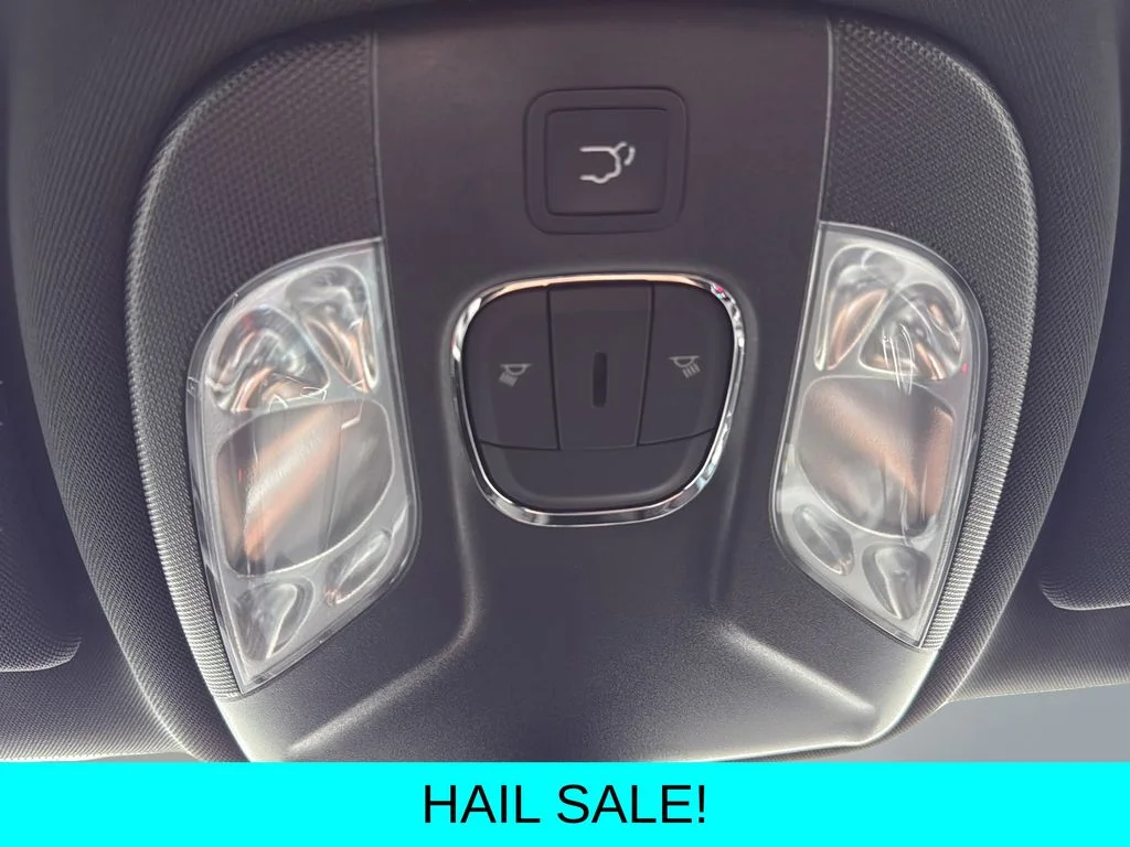 New 2026 Diamond Black Crystal Pearlcoat Jeep Latitude image 22