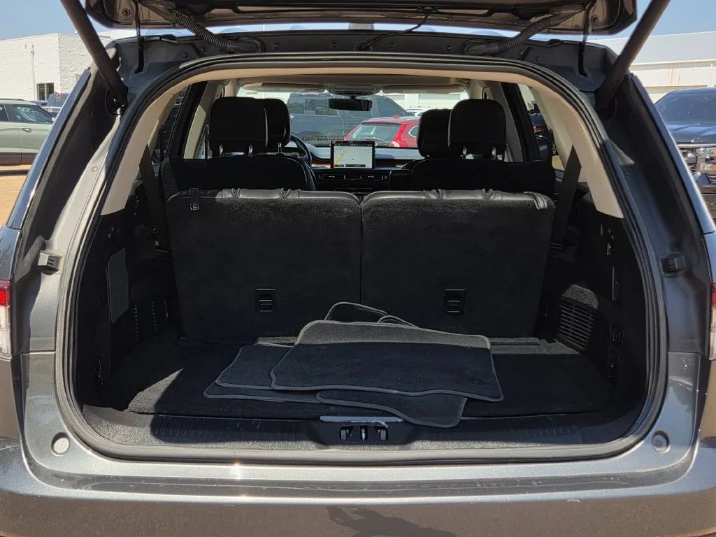 Used 2020 Gray Lincoln Reserve image 30