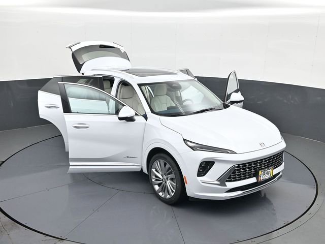 New 2026 Iridescent White Tricoat Buick Avenir image 29