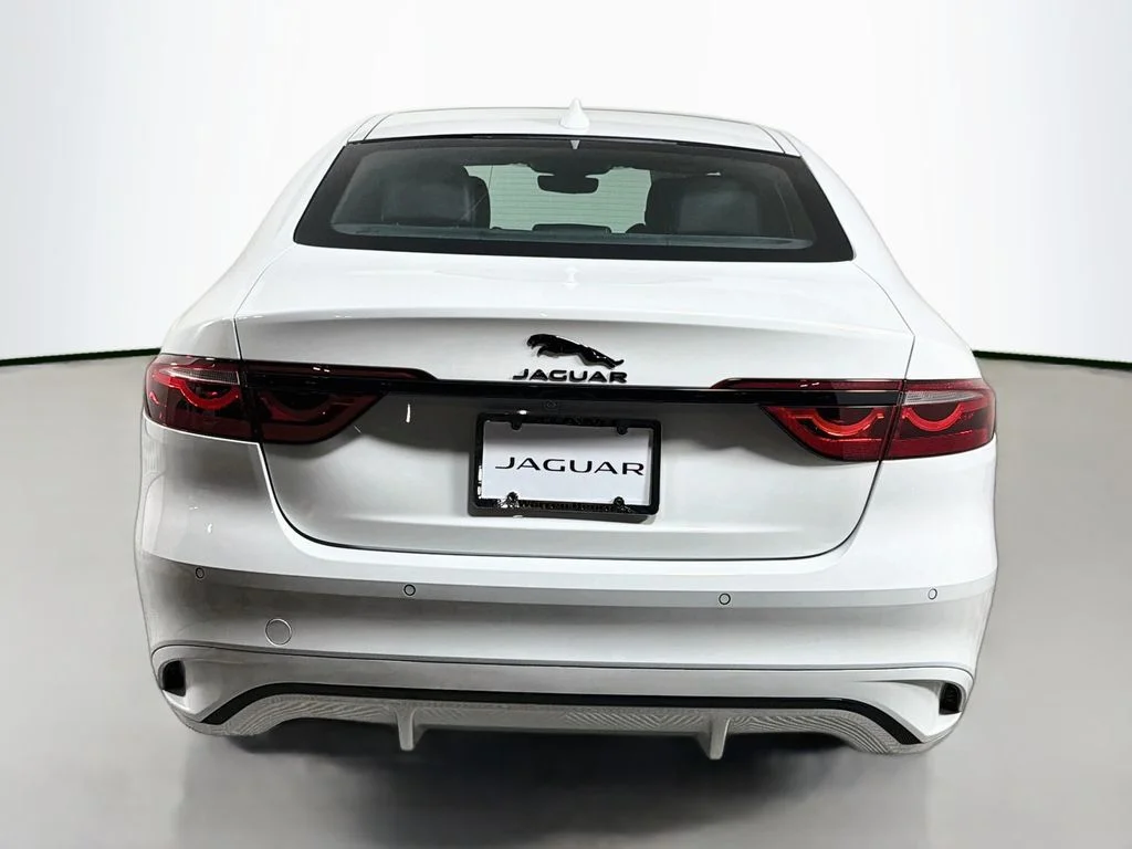Certified Used 2024 Fuji White Jaguar R-Dynamic SE image 6