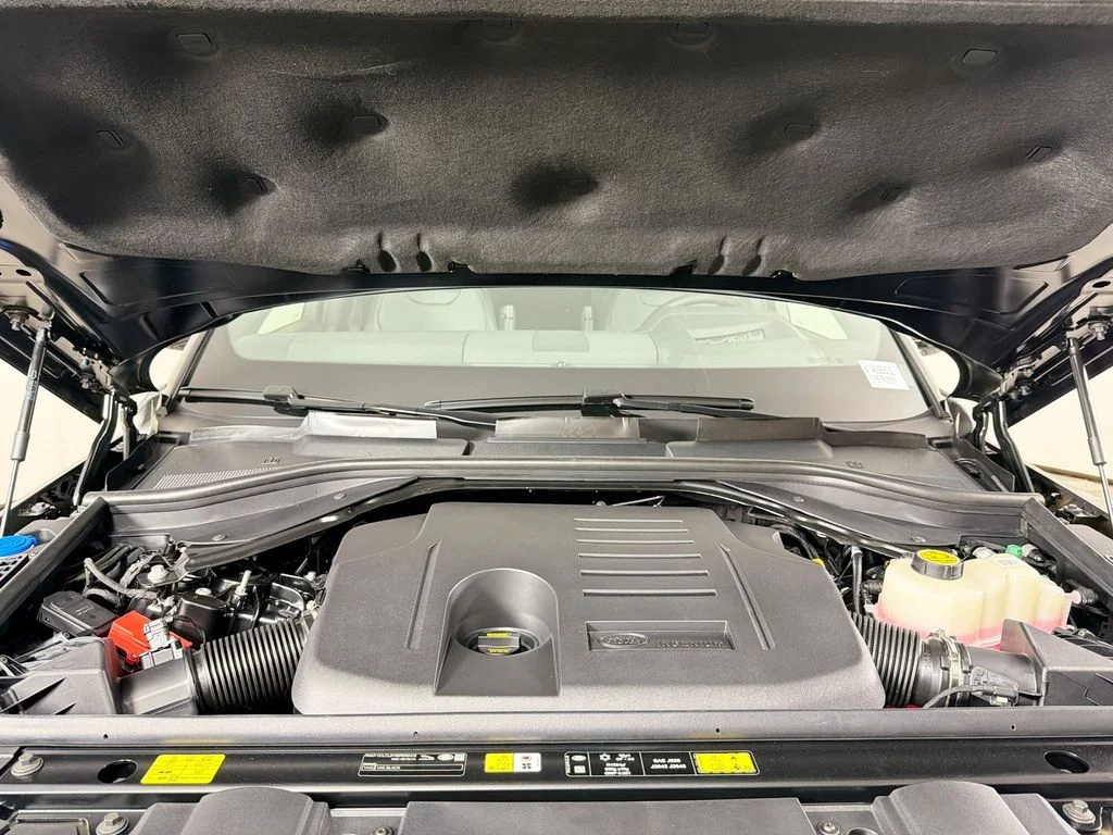 New 2026 Santorini Black Land Rover Dynamic SE image 32