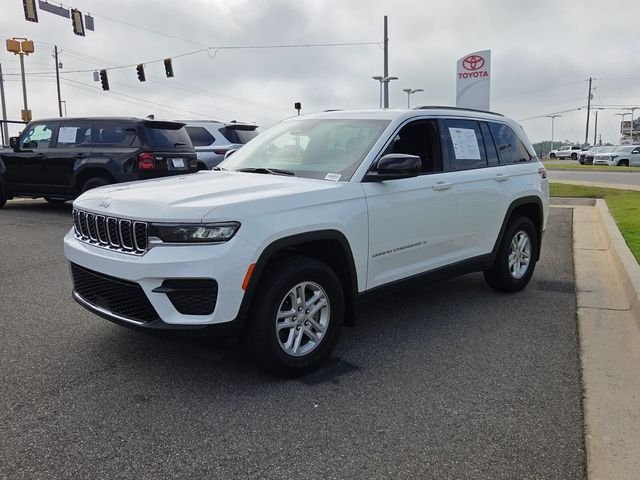 Used 2025 White Jeep Laredo image 3