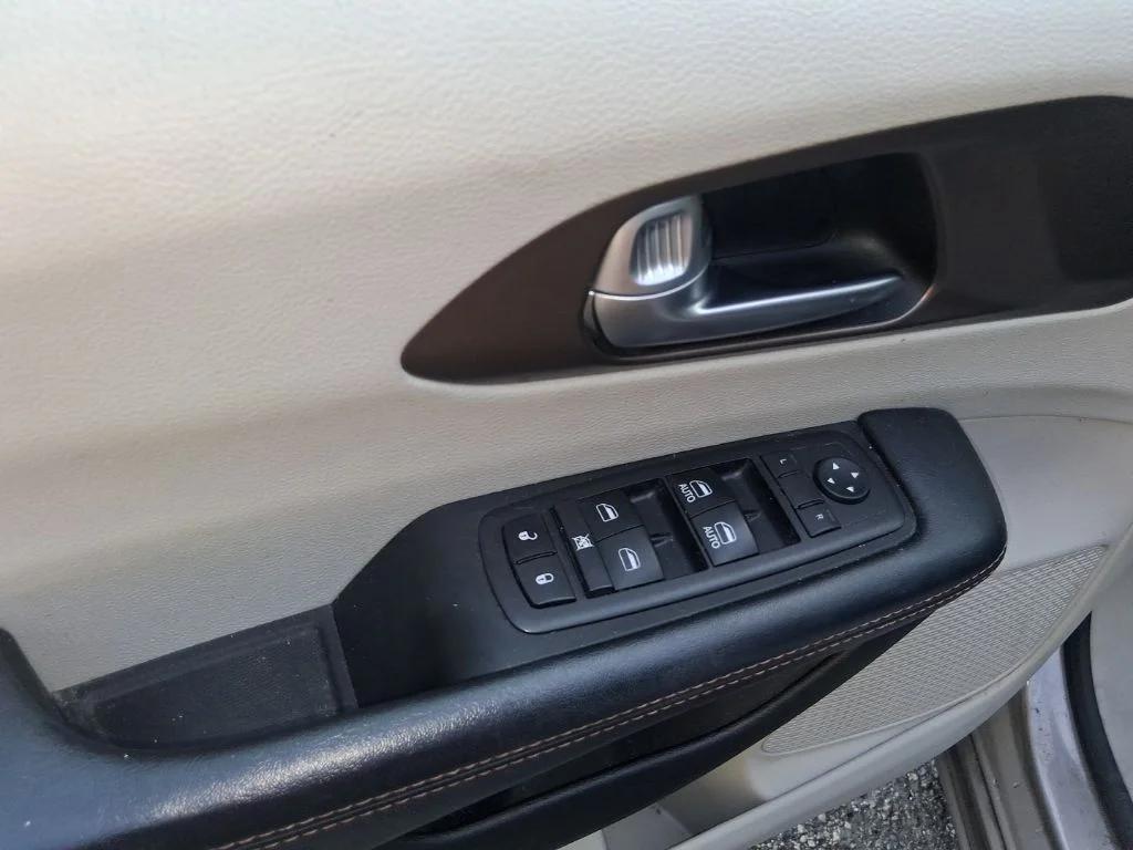 Used 2017 Silver Chrysler Touring L image 11