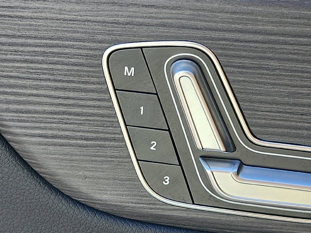 Used 2023  Mercedes-Benz 300 image 26