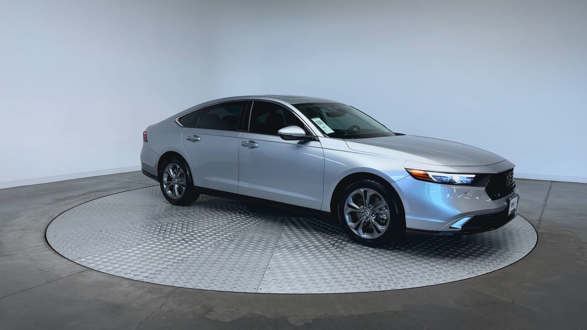 Used 2024 Solar Silver Metallic Honda EX-L image 2