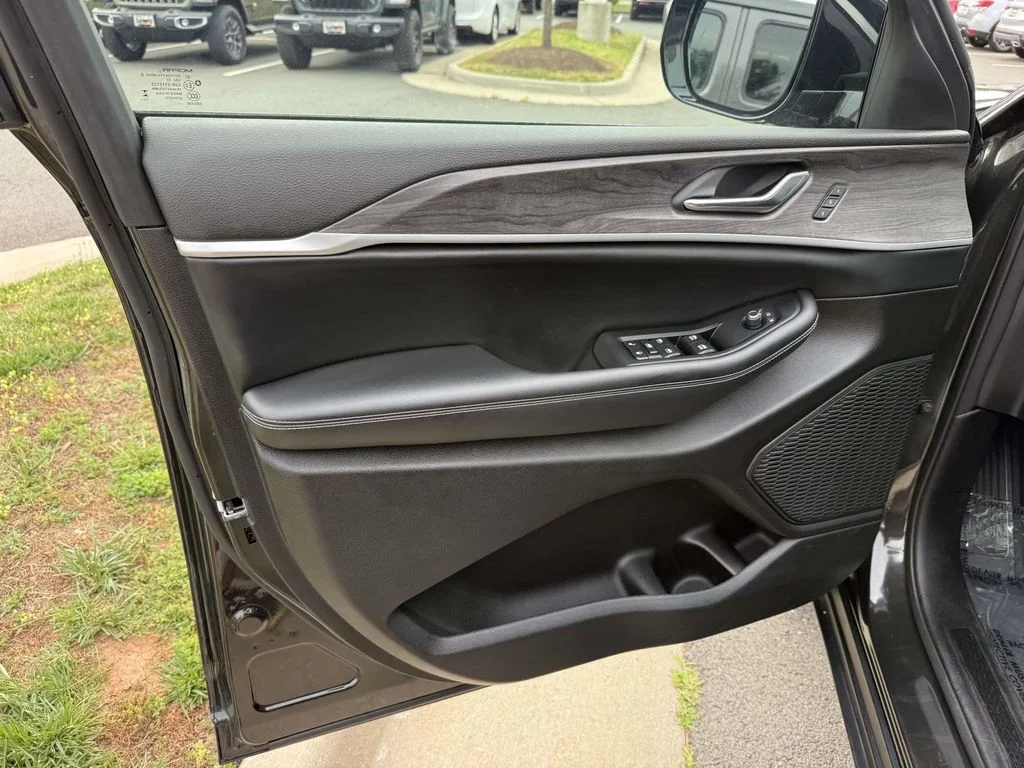 Used 2024  Jeep Limited image 32