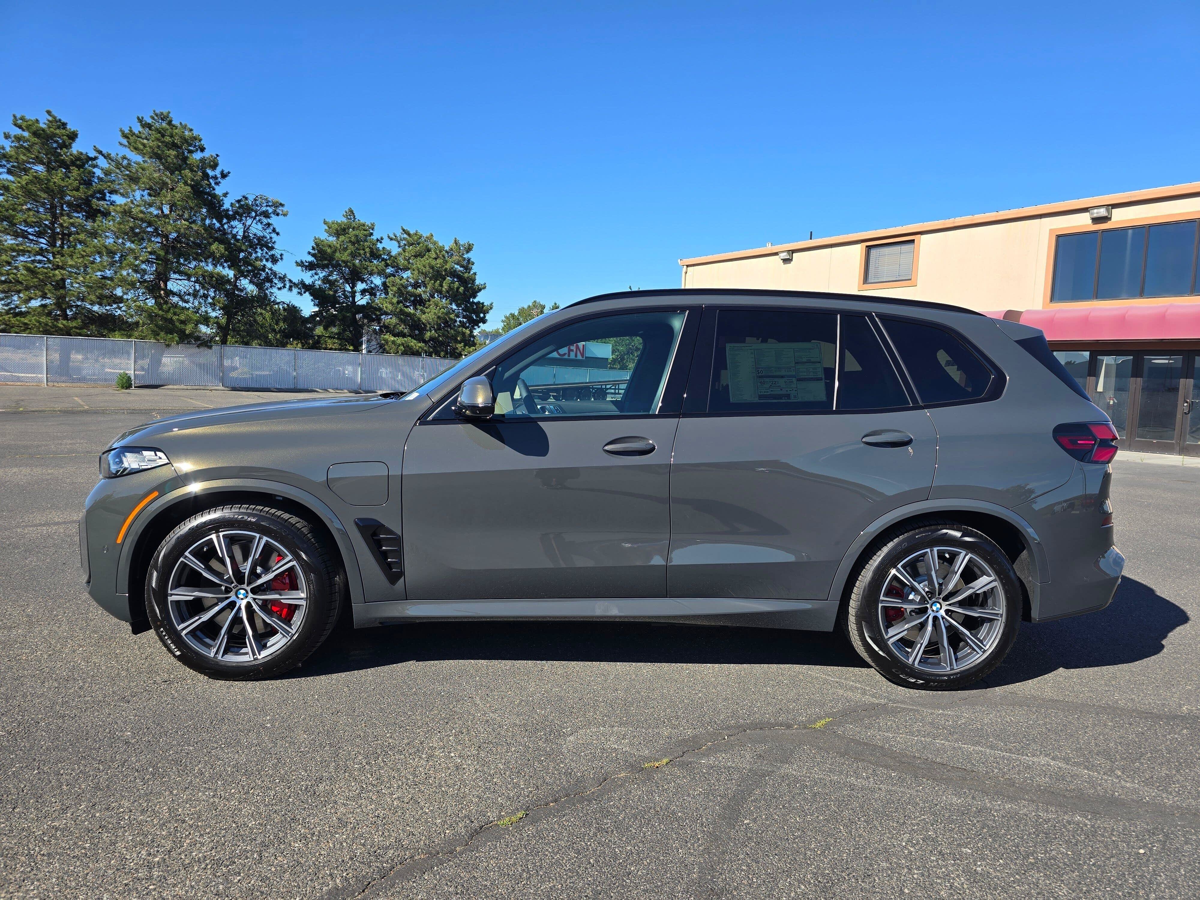 New 2026 Dravit Grey Metallic BMW xDrive50e image 3