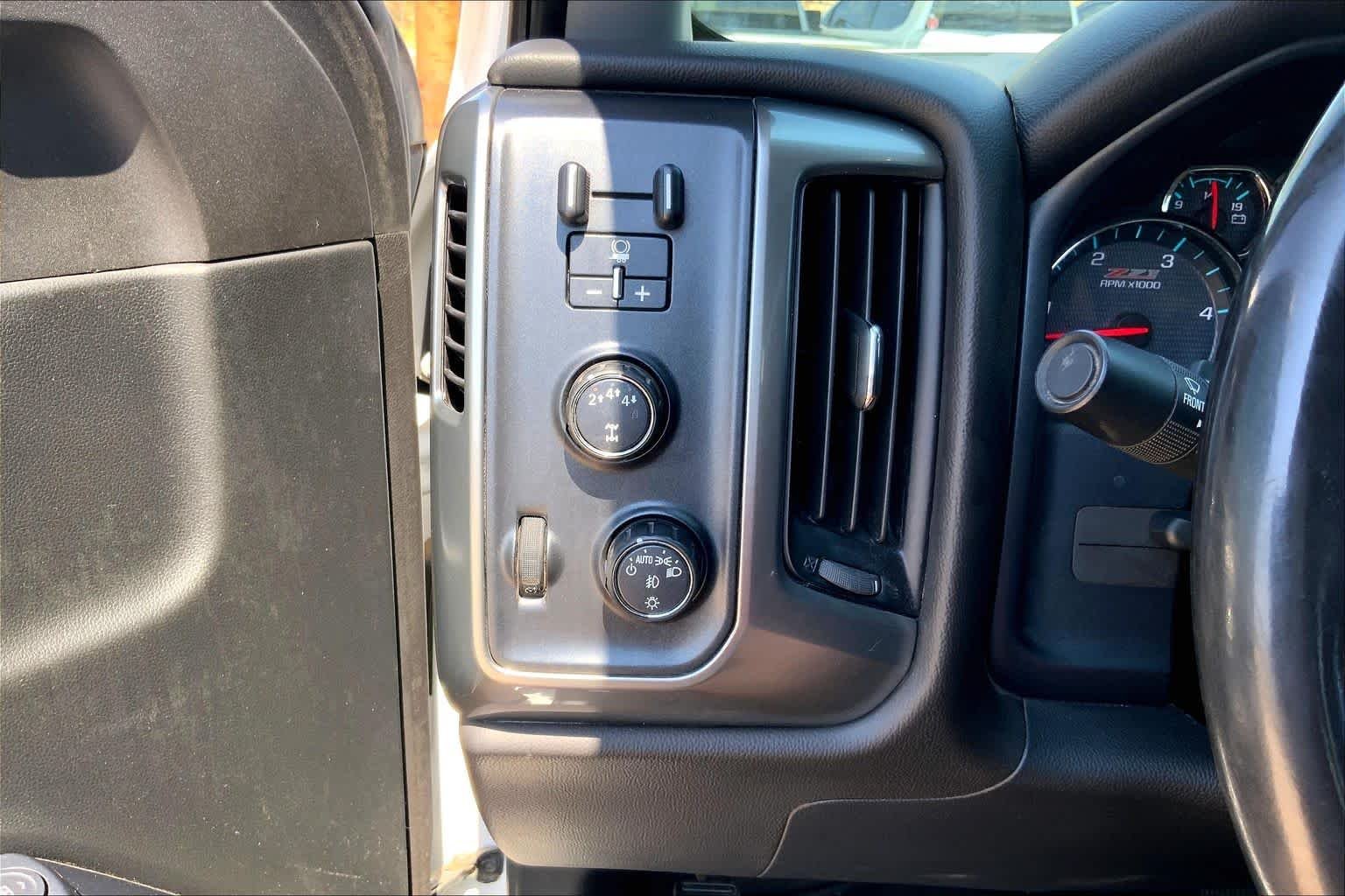 Used 2018 Summit White Chevrolet LT image 32