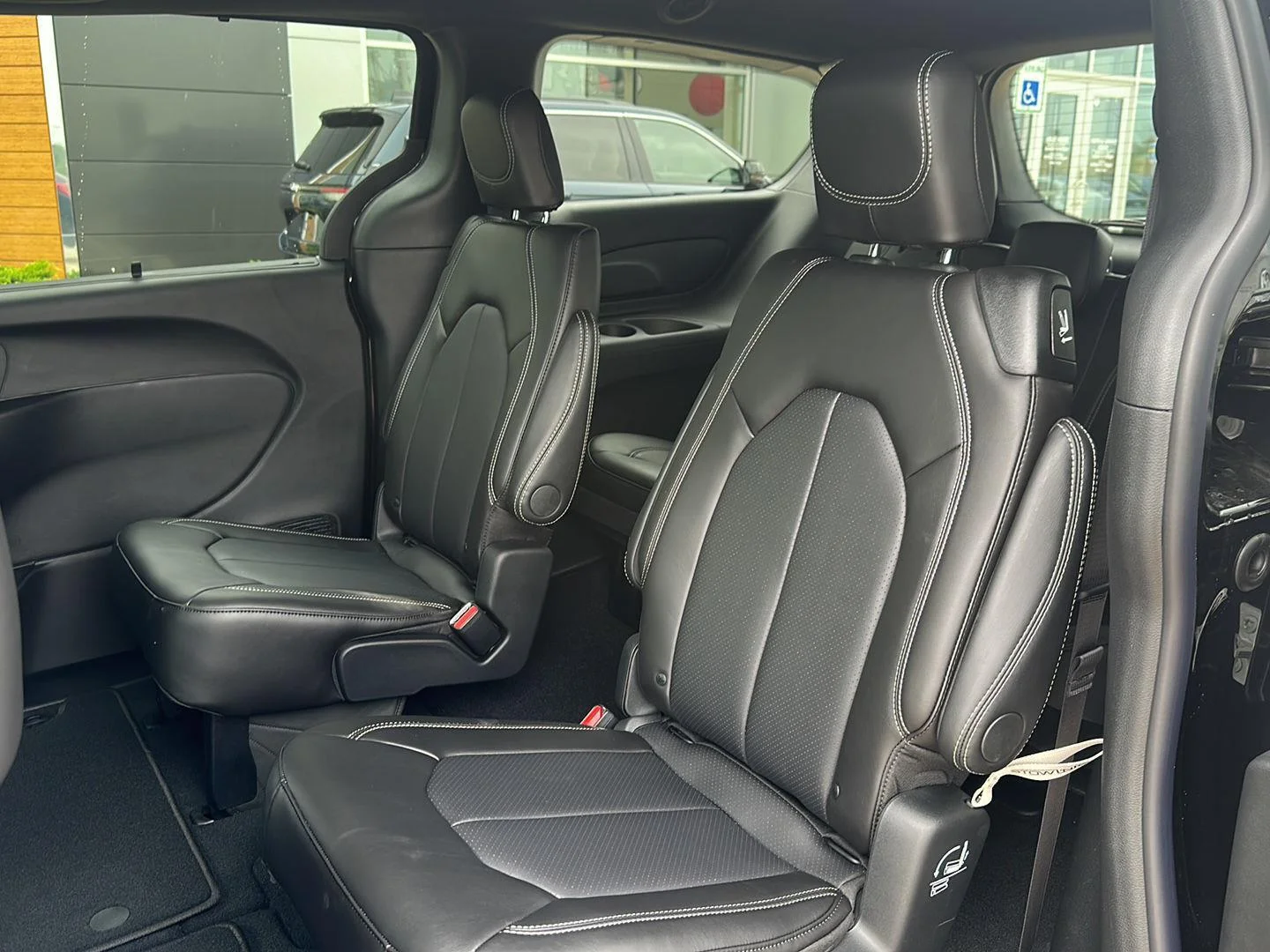 New 2027 Diamond Black Crystal Pearlcoat Chrysler Select image 29