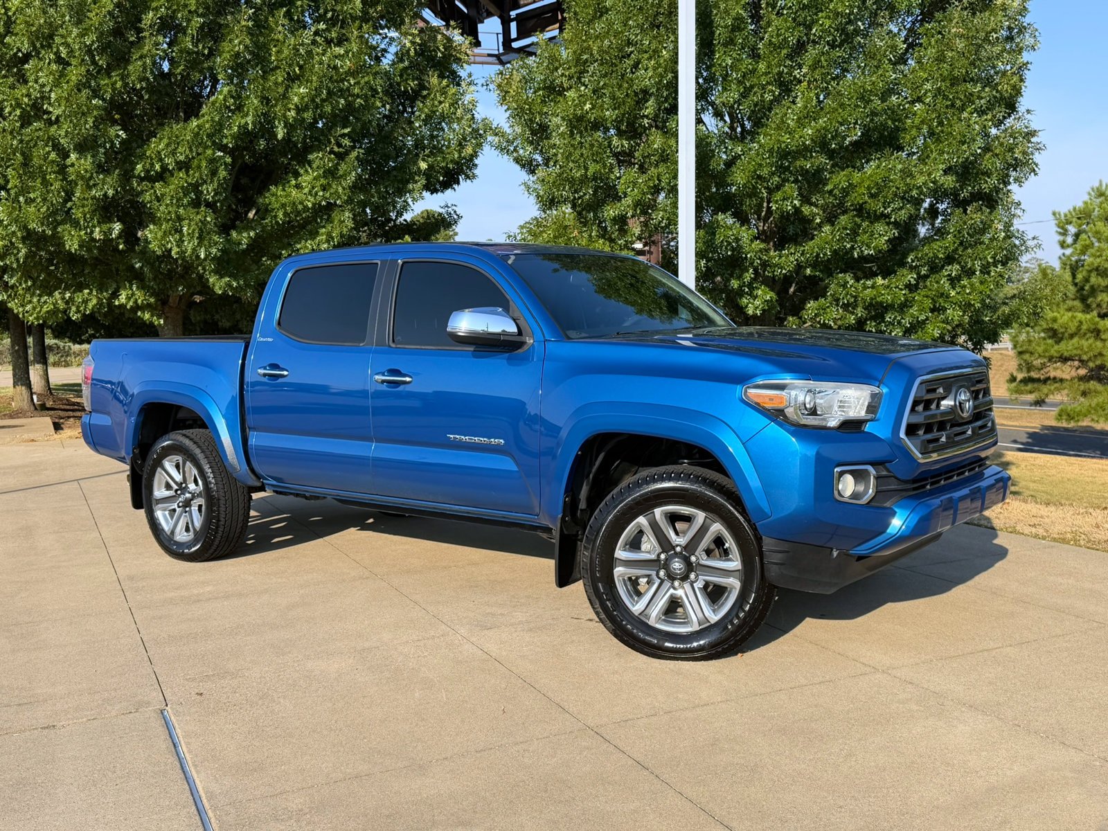 Used 2017 Blazing Blue Pearl Toyota Limited image 1